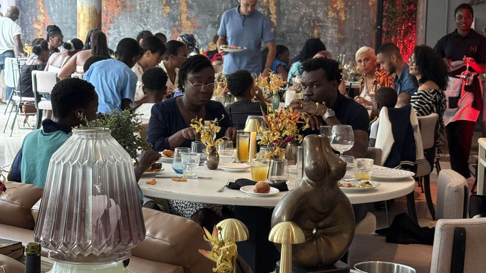Famille et amis profitant du brunch au Jardin Suspendu