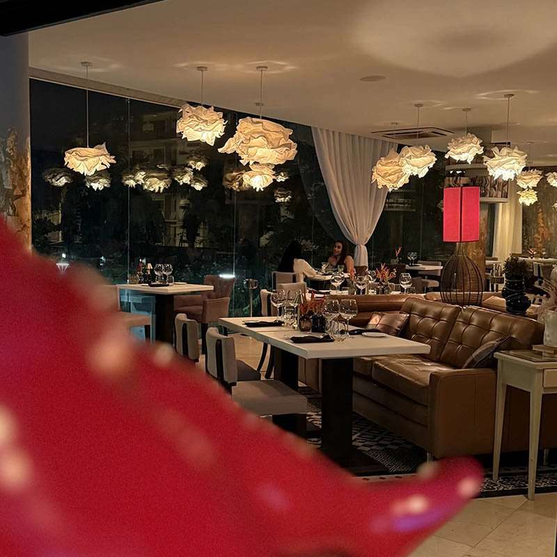 Terrasse extérieure restaurant de nuit
